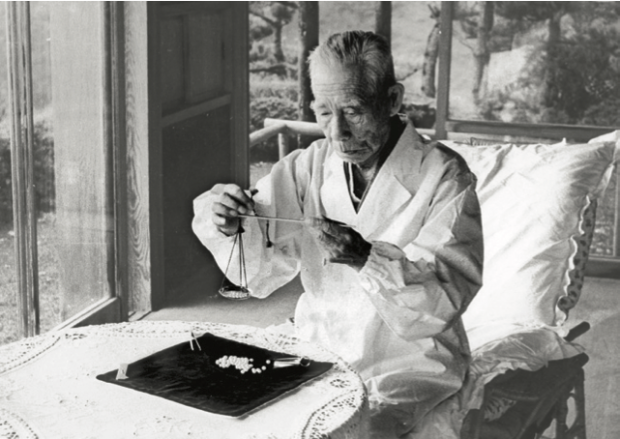 DMA-1951（昭和26）年頃、多徳の真寿閣にて真珠の計量を行う幸吉（93歳頃）（輝き6105）