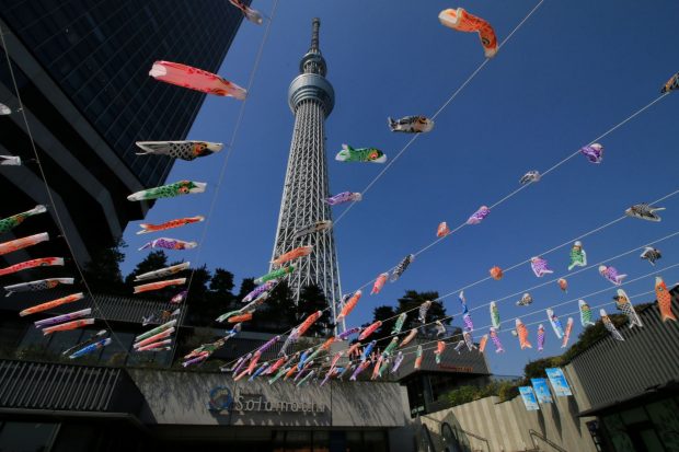 東京タワーと東京スカイツリータウンに鯉のぼりが泳ぐ！春からGWにかけてイベント開催
