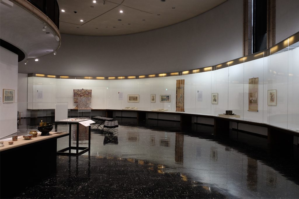 渋谷区立松濤美術館の「女・おんな・オンナ〜浮世絵にみる女のくらし」展会場風景。カーブを描く展示空間が、各章のテーマを有機的につないでいく。