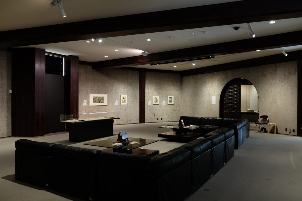 白井晟一の設計による松濤美術館。２階展示室は、ゆったりと落ち着いた雰囲気で、一点一点の作品とじっくり対話できる。