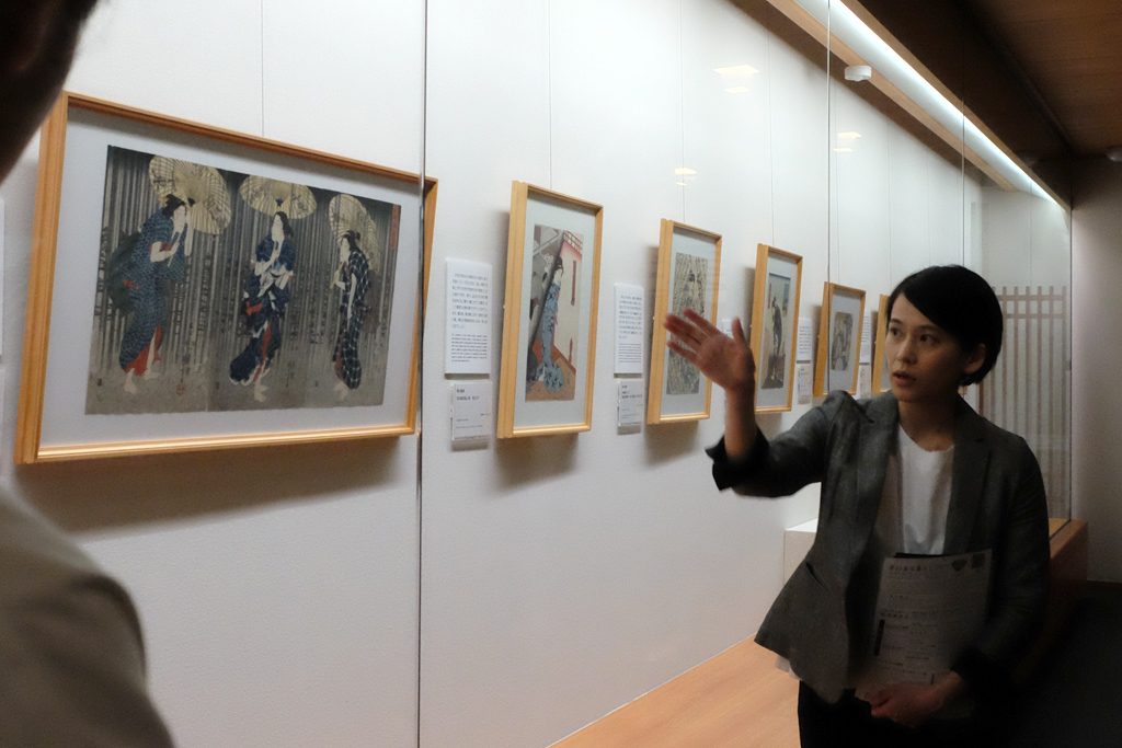 内覧会で作品解説をする太田記念美術館の赤木学芸員。