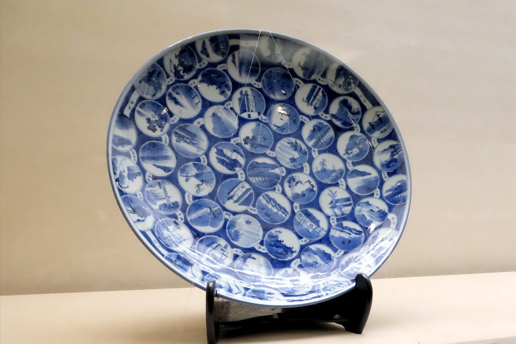 戸栗美術館「青のある暮らし」展示風景　東海道五十三次の絵皿