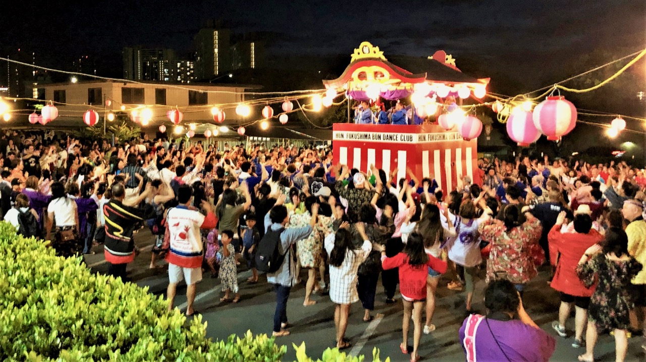 ロコも盆踊りに熱狂 ハワイの夏を楽しむbon Dance 一期一会のハワイ便り5 和樂web 日本文化の入り口マガジン