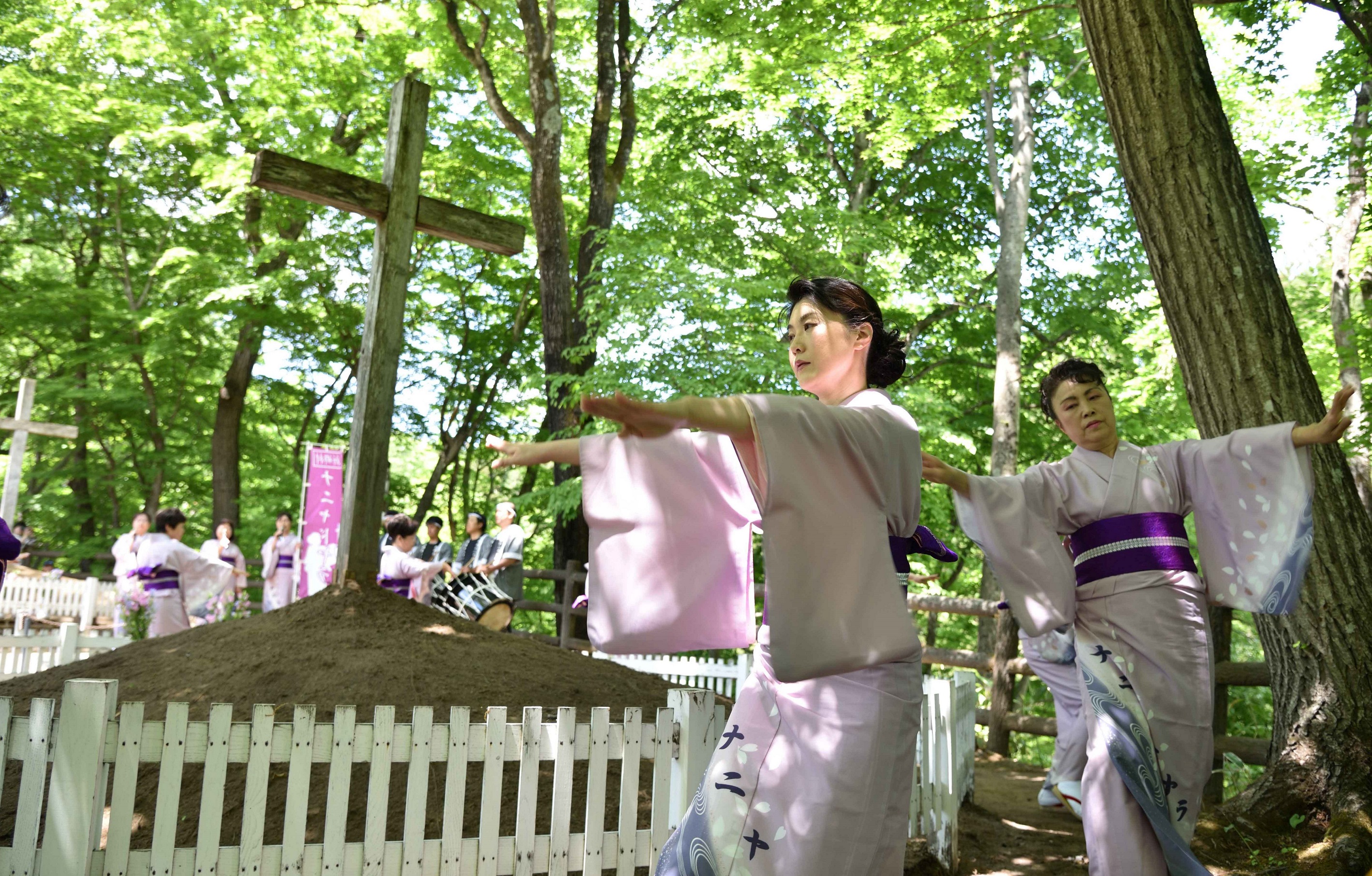 2019年6月2日に開催された「キリスト祭」で、「ナニャドヤラ」を踊る人々（新郷村役場提供）