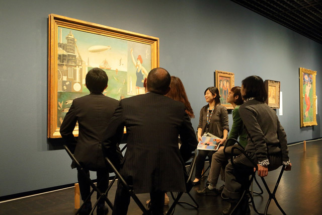 東京国立近代美術館で行われた対話型鑑賞の様子