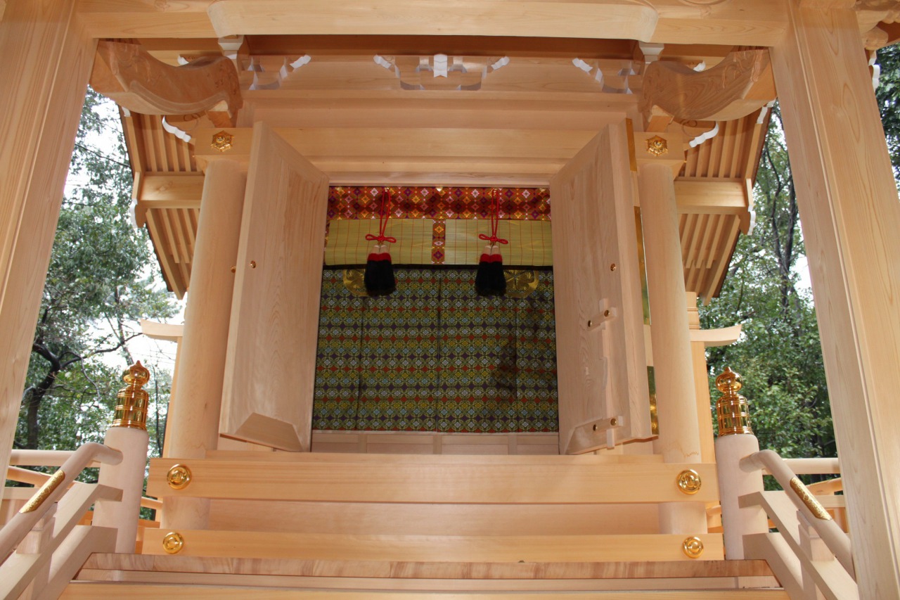 扉を開けるギリギリ音が神々しい！岐阜の宮大工がつくる現代の神棚 
