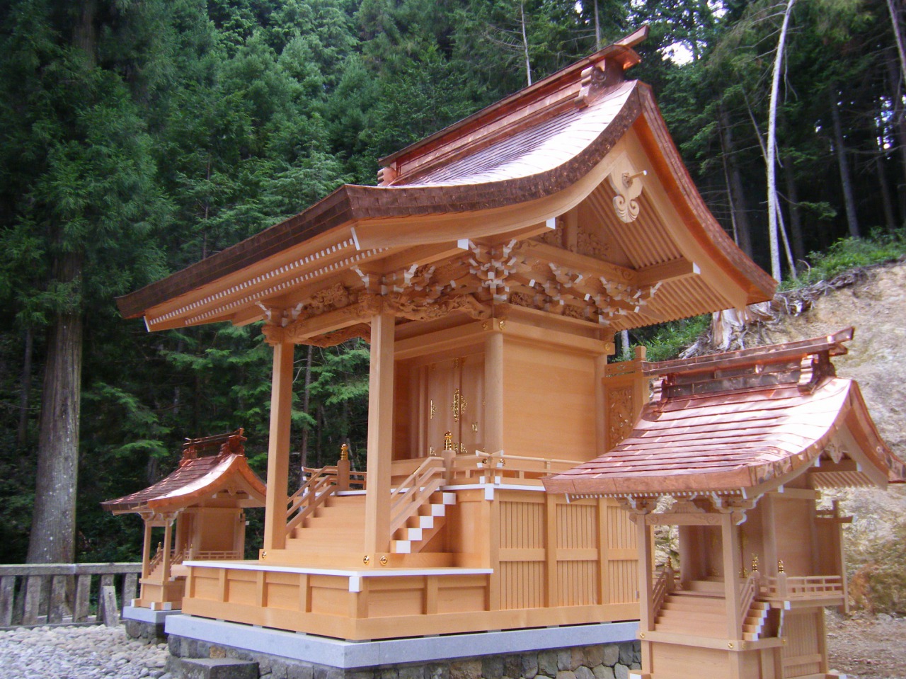 扉を開けるギリギリ音が神々しい！岐阜の宮大工がつくる現代の神棚 