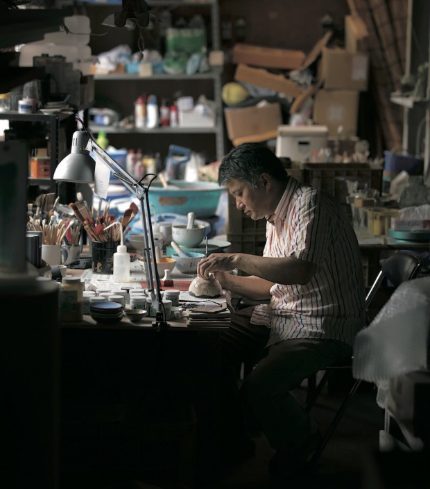 京都の陶芸家、川尻潤さんの工房「清水焼禎山窯」で。