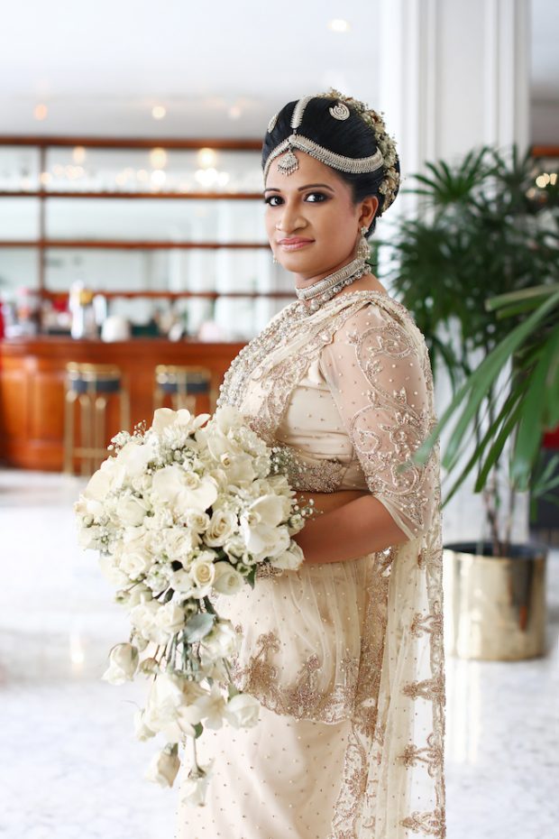 結婚式用のサリーを着たスリランカの花嫁