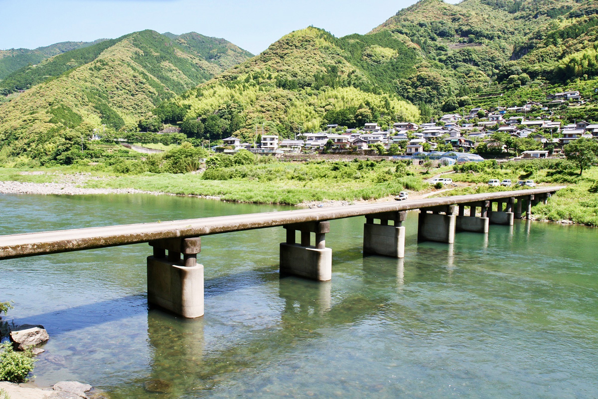 高知旅行で大人気！四万十川の沈下橋、おすすめドライブコースをご紹介！ ｜ 和樂web 美の国ニッポンをもっと知る！