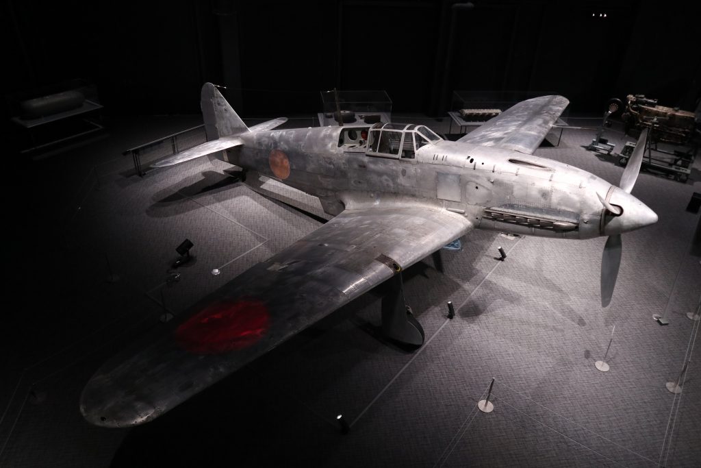 終戦の日にも磨かれて 日本で現存するのは一機のみ 戦闘機 飛燕 の数奇な運命 和樂web 日本文化の入り口マガジン