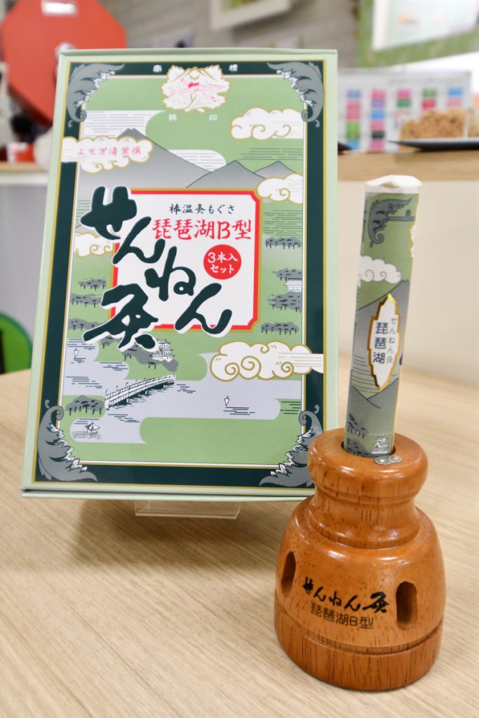 在宅ワークの腰痛・肩こりに「セルフお灸」が効くって本当?日本一の生産量を誇るお灸メーカーで体験してみた! | 和樂web 美の国ニッポンをもっと知る!