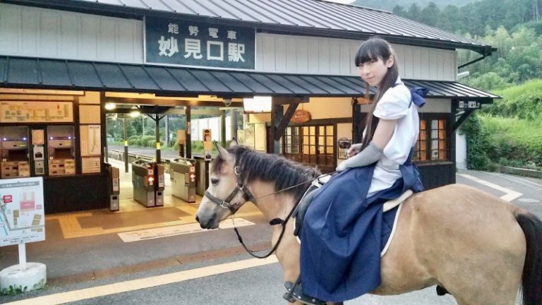 笏(しゃく)の正しい持ち方知ってる?奈良時代がぐっと身近になる「神社の祭式作法」あれこれ | 和樂web 美の国ニッポンをもっと知る!