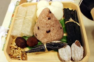 笏(しゃく)の正しい持ち方知ってる?奈良時代がぐっと身近になる「神社の祭式作法」あれこれ | 和樂web 美の国ニッポンをもっと知る!