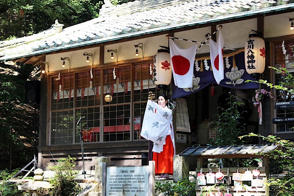 笏(しゃく)の正しい持ち方知ってる?奈良時代がぐっと身近になる「神社の祭式作法」あれこれ | 和樂web 美の国ニッポンをもっと知る!
