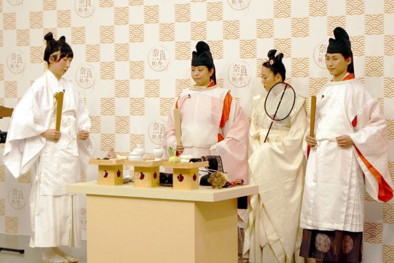 笏(しゃく)の正しい持ち方知ってる?奈良時代がぐっと身近になる「神社の祭式作法」あれこれ | 和樂web 美の国ニッポンをもっと知る!