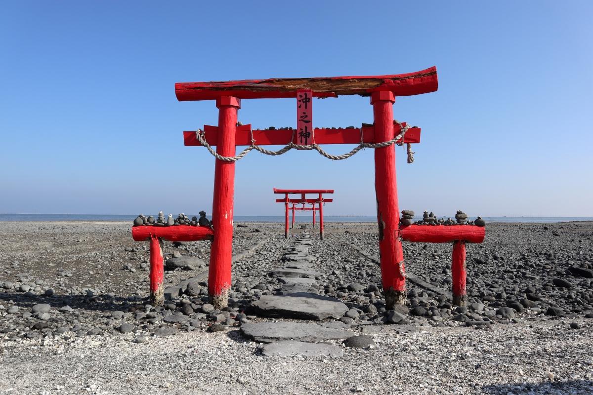 建てたのは、ブリが助けた悪代官? 幻想的な海中鳥居の秘密【佐賀県大魚神社】 | 和樂web 美の国ニッポンをもっと知る!