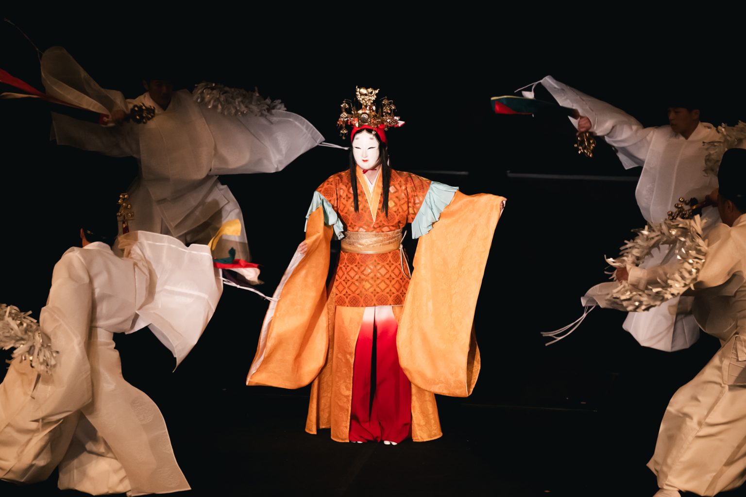 なんのために踊りますか。日本舞踊の尾上菊之丞×石見神楽の神田惟佑、伝統文化の“隣の芝生” | 和樂web 美の国ニッポンをもっと知る!